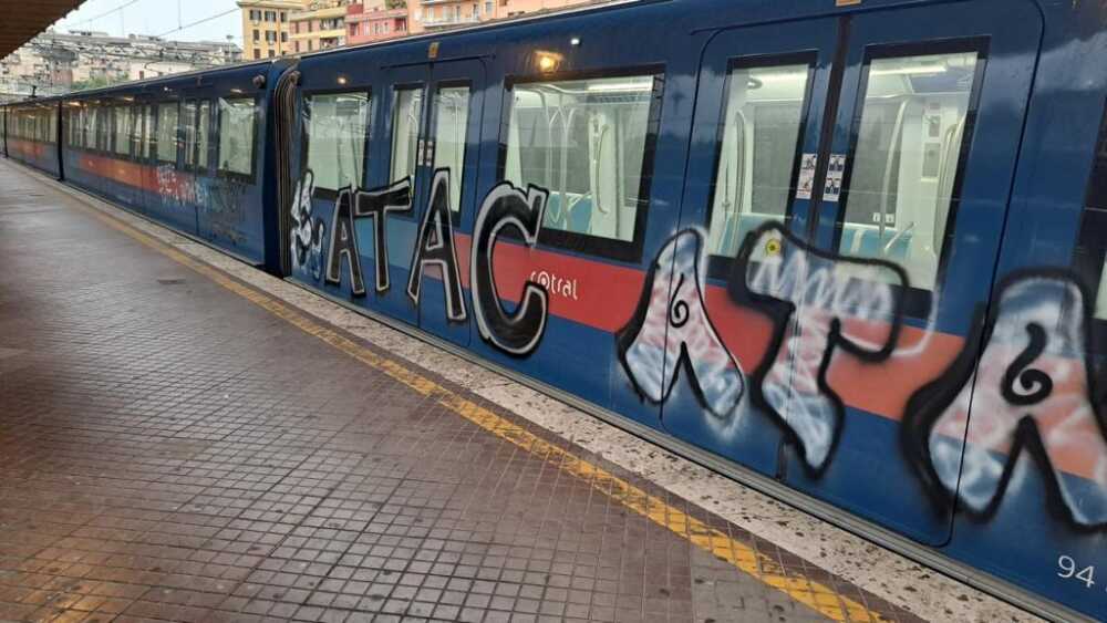 treno metromare vandali