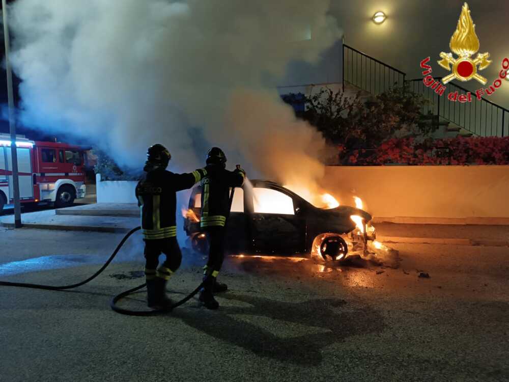 Auto in fiamme stanotte a Santa Marinella vvf vigili fuoco pompieri (1)