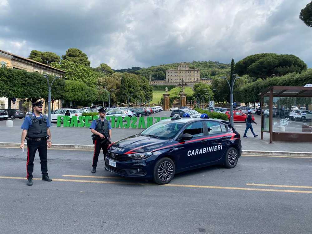 FRASCATI – I Carabinieri durante le fasi dell’operazione (1) FRASCATI - I Carabinieri durante le fasi dell'operazione (1)