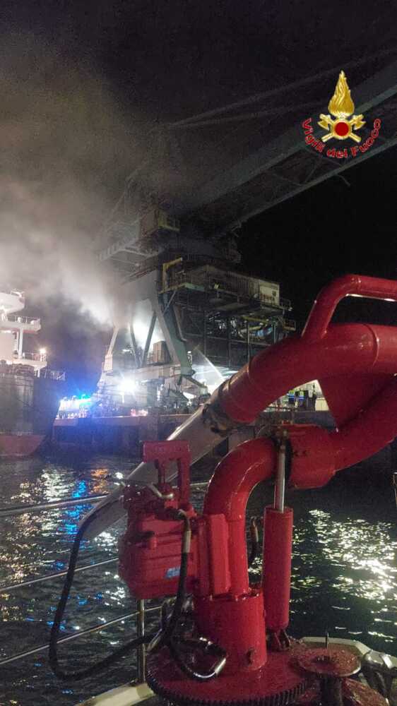 incendio nastro enel torre nord tvn vvf vigili fuoco pompieri civitavecchia
