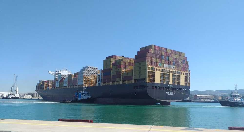 Nave-portacontainer-Msc-Siya-B-nel-porto-di-Civitavecchia merci Nave-portacontainer-Msc-Siya-B-nel-porto-di-Civitavecchia merci