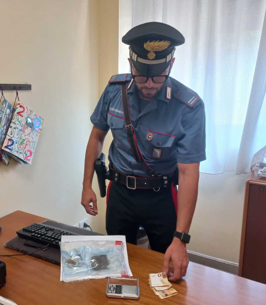 TRIONFALE – La droga e il denaro sequestrati dai Carabinieri soldi bilancino TRIONFALE - La droga e il denaro sequestrati dai Carabinieri soldi bilancino
