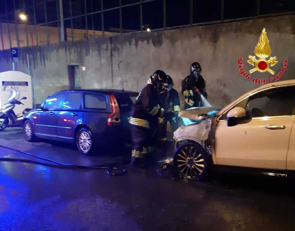 auto fiamme bruciata civitavecchia vvf vigili fuoco pompieri