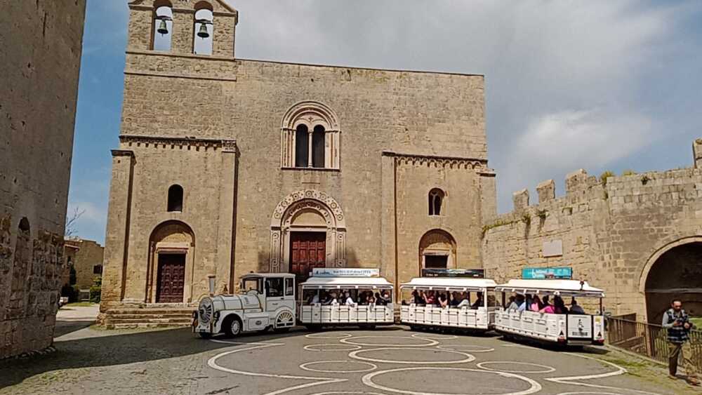 A Tarquinia arriva il trenino dei crocieristi: quest’anno saranno almeno 3500