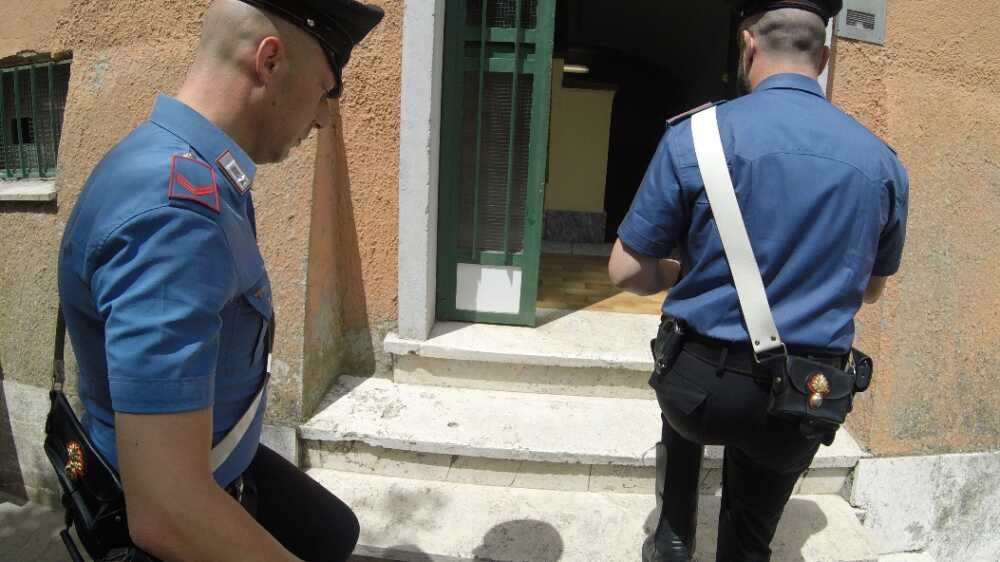 ingresso-palazzo-condominio-Carabinieri