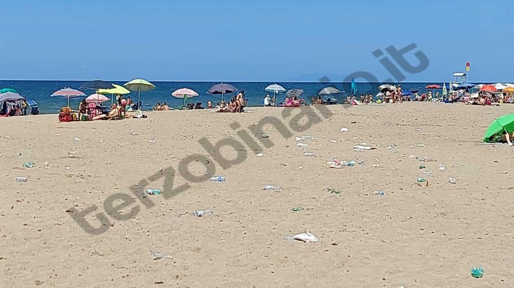 spiaggia sant’agostino sporcizia (1) spiaggia sant'agostino sporcizia (2)