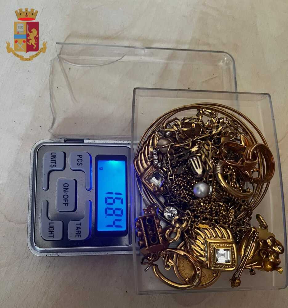 truffe anziani polizia gioielli monili soldi (1)