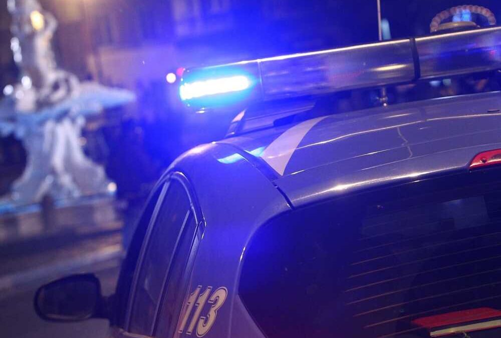 “Che ore sono?” e prova a rubargli il cellulare