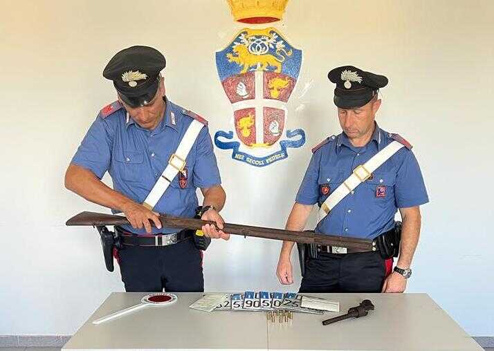 Riciclaggio veicoli e detenzione illegale d’armi: 49enne arrestato dai carabinieri a Bracciano