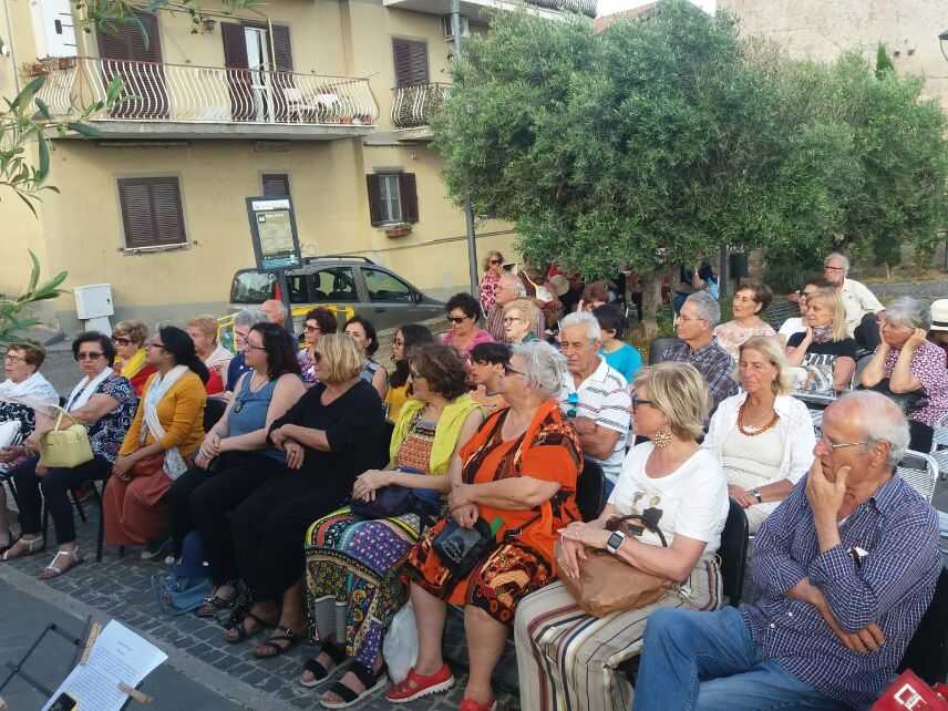 Foto belvedere con pubblico