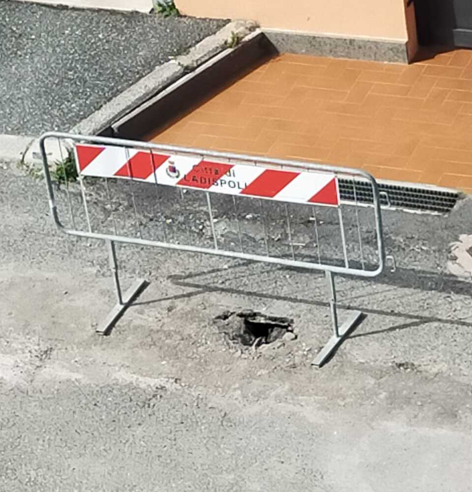 buche asfalto via capri ladispoli (1) transenna buche asfalto via capri ladispoli (1) transenna