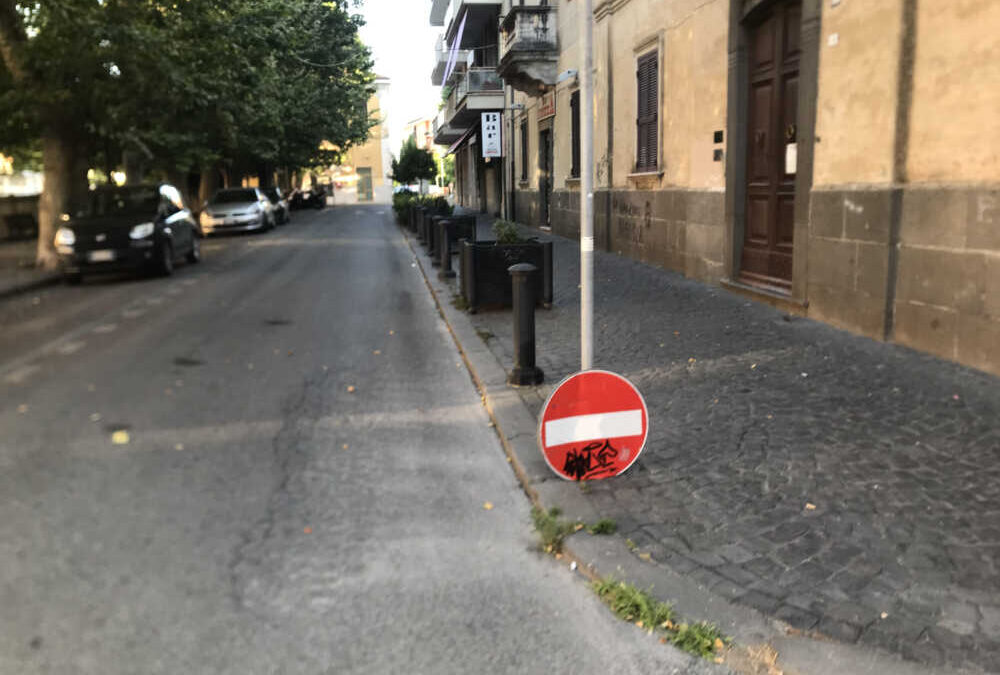 “Divieto d’accesso caduto dal palo a Bracciano”