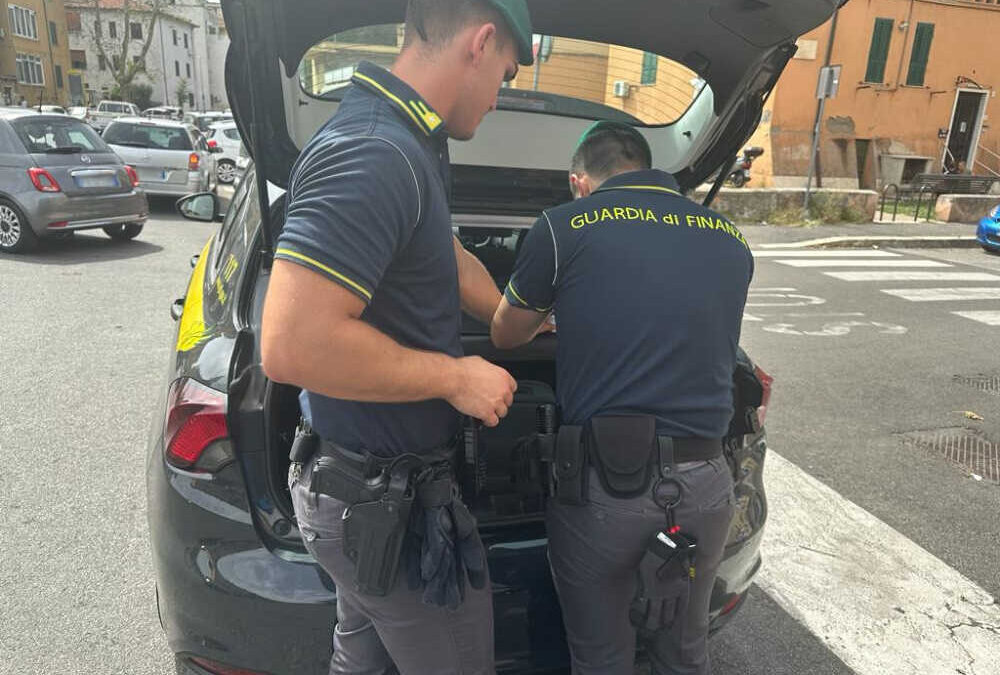 Sedia contro i finanzieri per scappare, arrestato un tunisino arrestato a Montalto