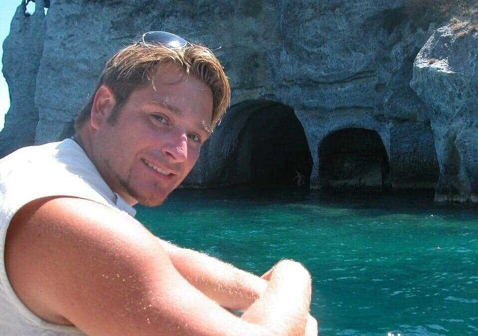 Si stende sul davanzale in mansarda, perde l’equilibrio e precipita: Allumiere piange David Conti
