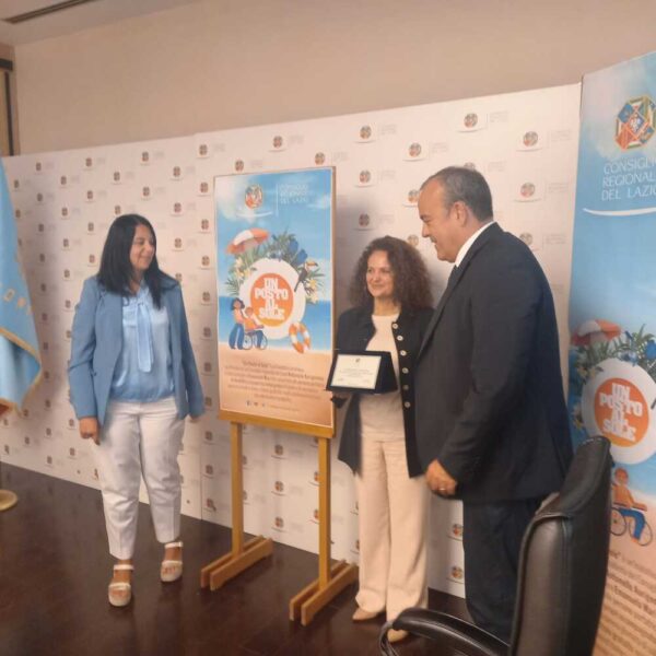 foto del Presidente Aurigemma con la cons. Emanuela Mari e Caterina De Caro di “Caffè Africa” (1)