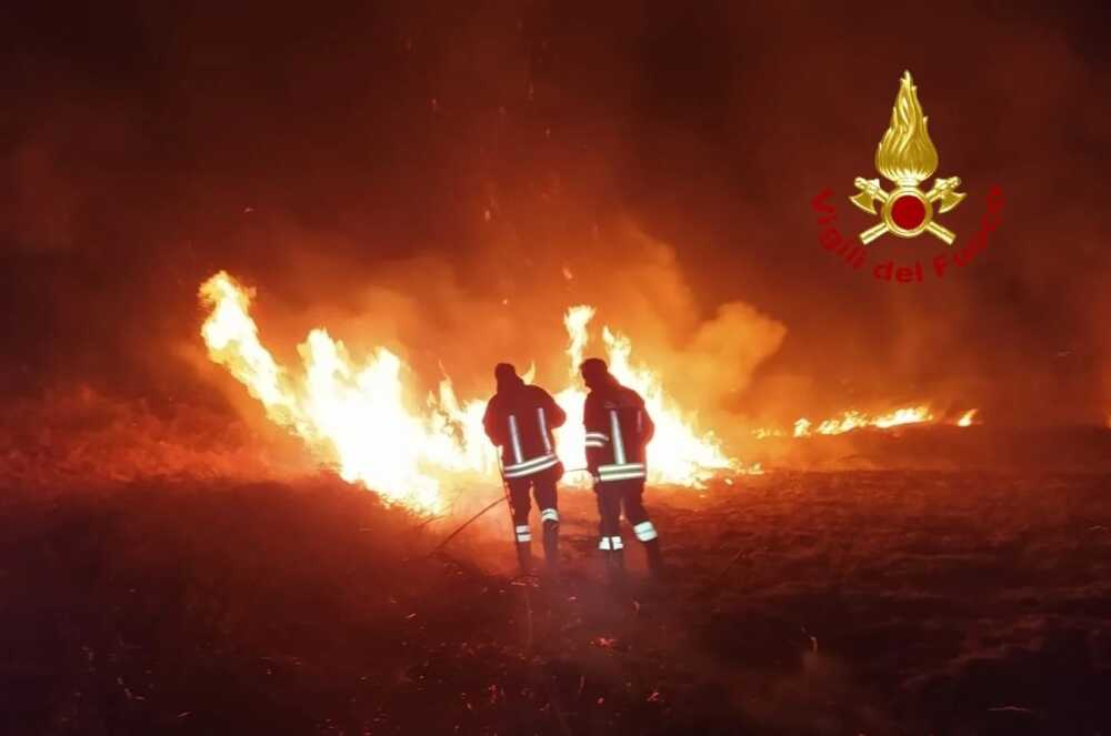 incendio boschivo vvf vigili fuoco pompieri incendio boschivo vvf vigili fuoco pompieri