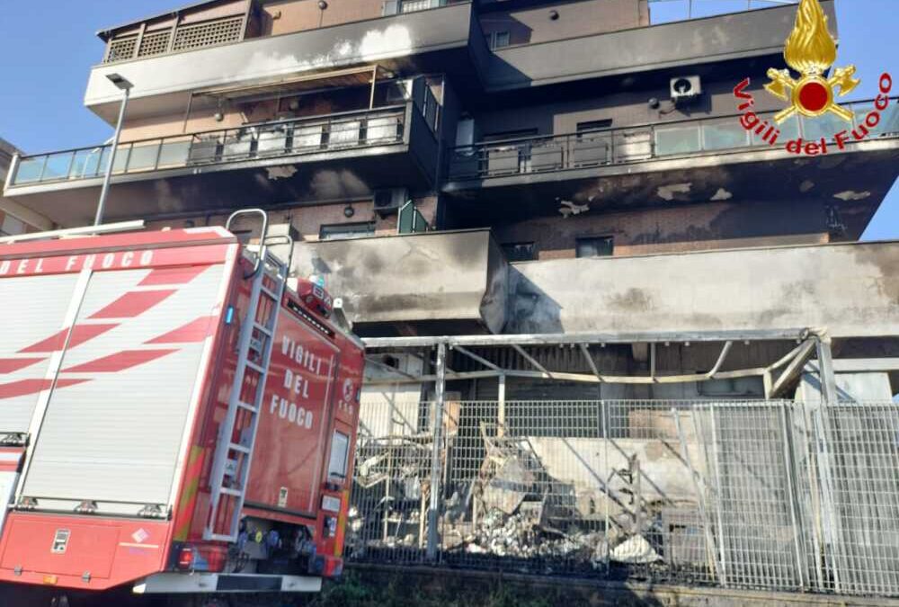 Incendio di un supermercato a Passoscuro, intervengono i pompieri di Cerveteri