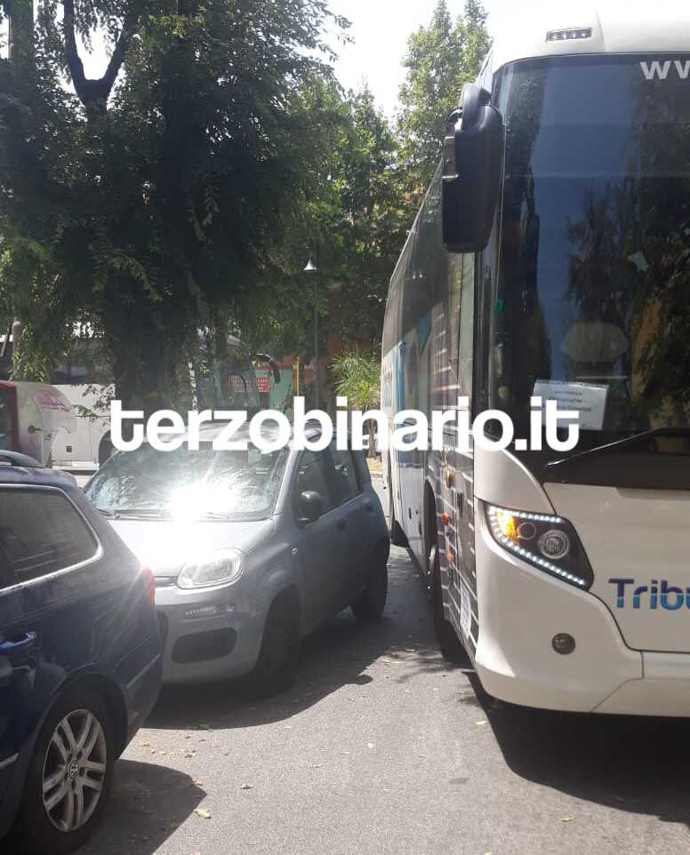 parcheggio selvaggio via genova bus ladispoli (22) parcheggio selvaggio via genova bus ladispoli (22)
