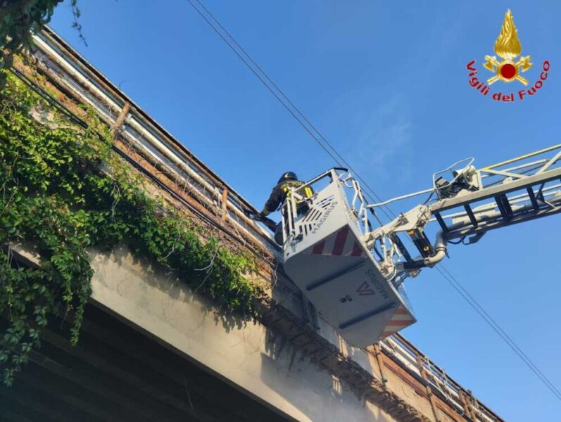 vvf vigili fuoco pompieri civitavecchia ponte san gordiano distacco intonaco (1)