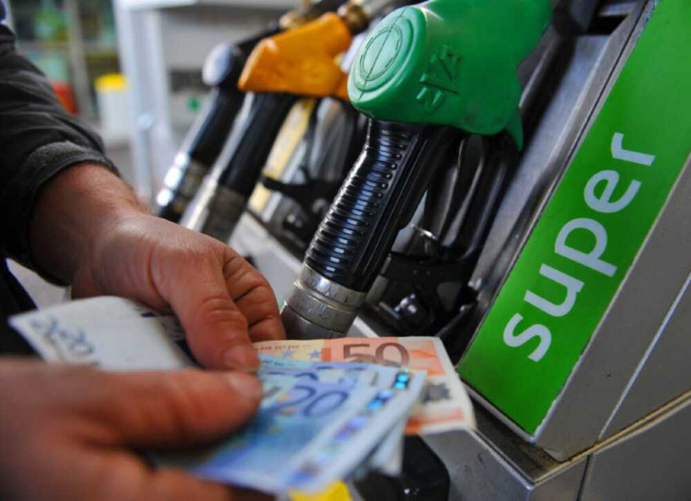 La benzina continua a salire, self service sfiora i 2 euro al litro