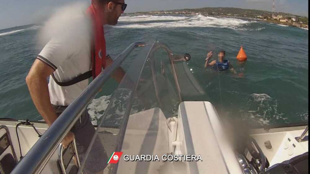 Perde la canoa e finisce alla deriva: salvato dalla Guardia Costiera a Santa Marinella