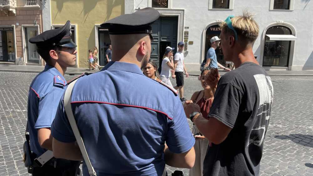 Controlli dei Carabinieri nel centro storico turisti