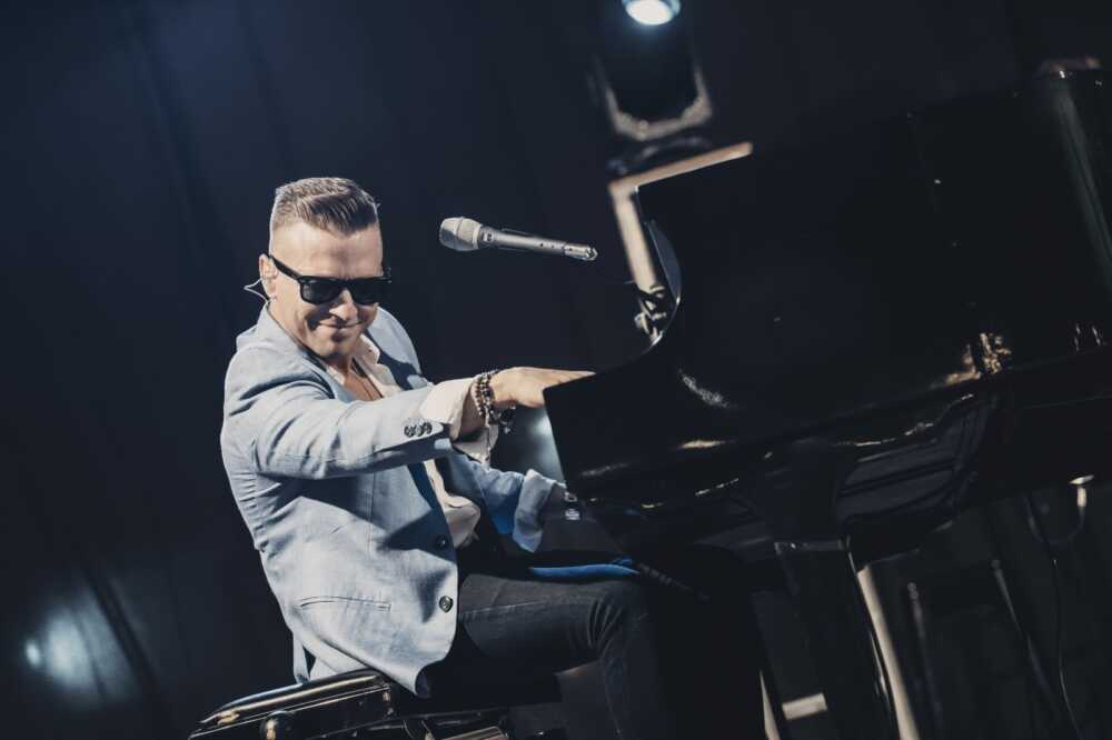 Stasera a Campo di Mare il genio degli 88 tasti, a Etruria Eco Festival c’è Matthew Lee