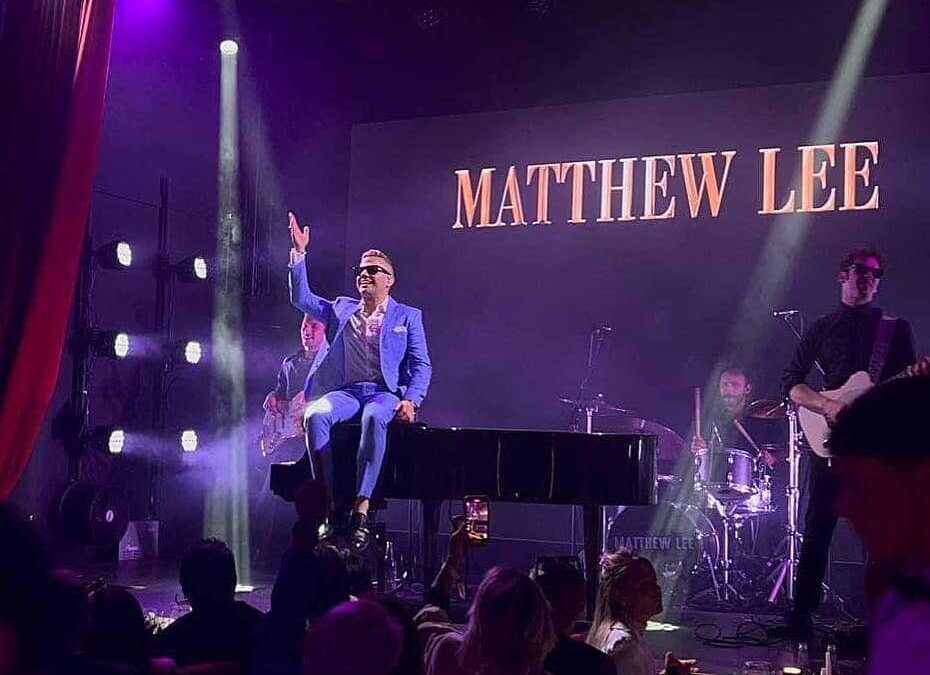 Domani al Castello di Santa Severa c’è Matthew Lee, il “genio del rock’n roll” in concerto