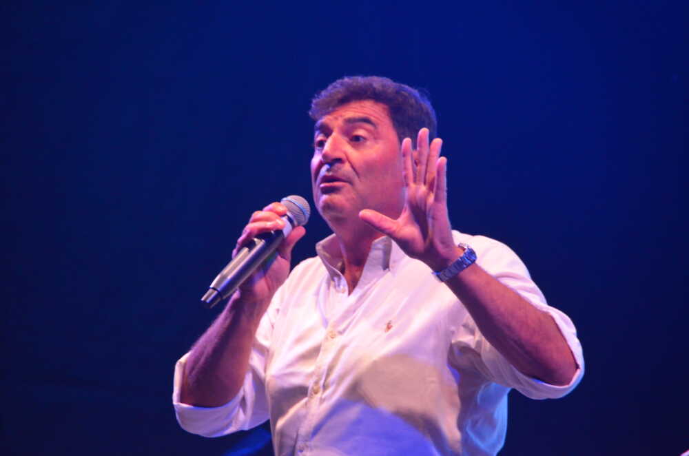 Max Giusti incanta e diverte, partenza sprint per Etruria Eco Festival a Campo di Mare