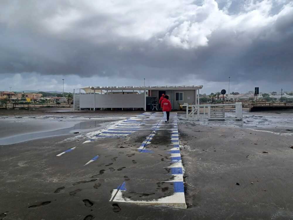 Spiaggia Liberamente acqua mareggiata campo di mare Spiaggia Liberamente acqua mareggiata campo di mare