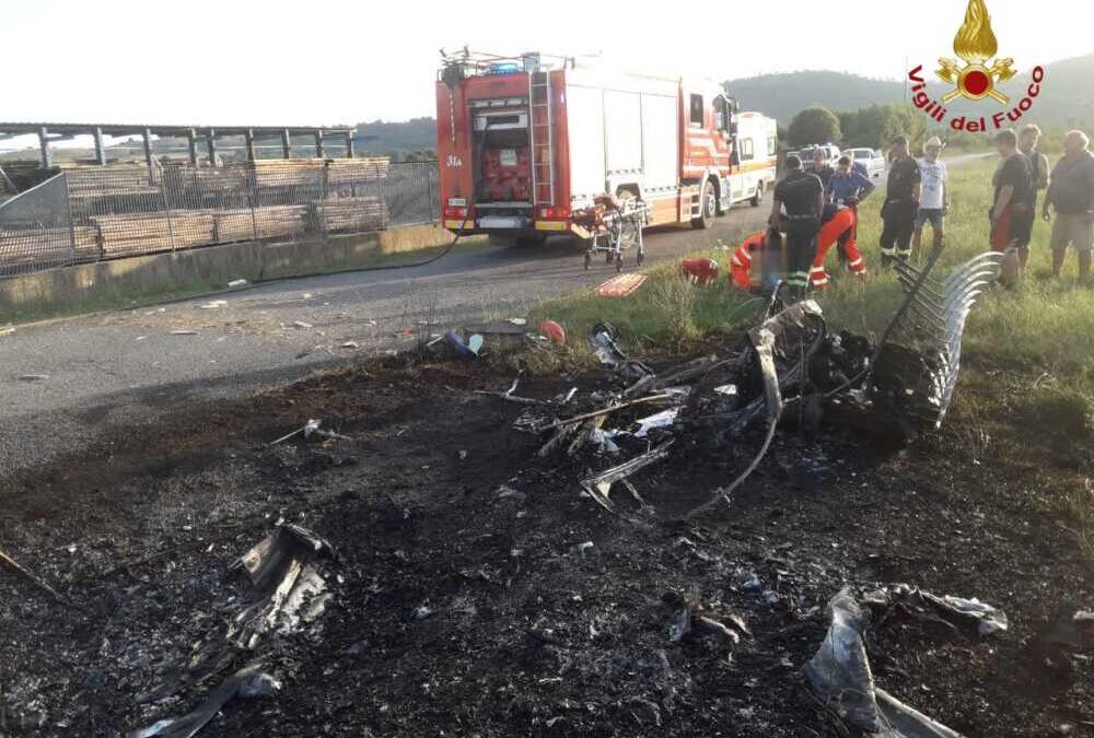 Incidente aereo a Campagnano: precipita ed esplode un ultraleggero, il pilota espulso in tempo