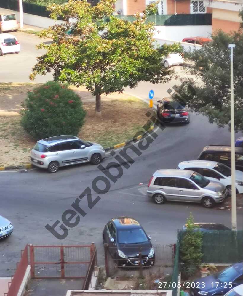auto nella rotatoria ladispoli
