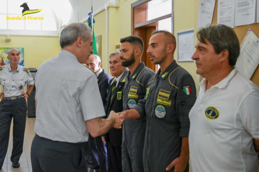 il Comandante Interregionale dell’Italia Centrale, Generale di Corpo d’Armata Bruno Buratti presso la Caserma Bruzzesi storica sede del Reparto Operativo Aeronavale e della Stazione roan finanza (1)