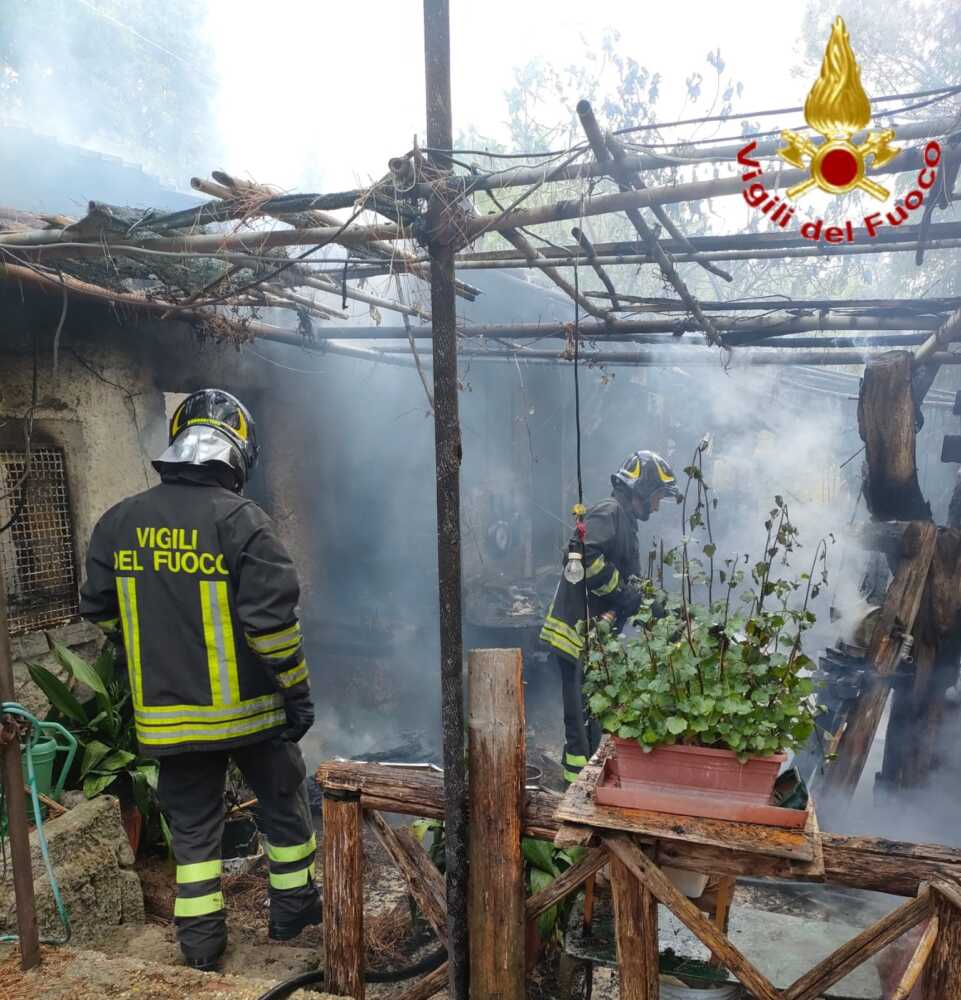 incendio baracche braccianese allumiere vvf vigili fuoco pompieri (2) incendio baracche braccianese allumiere vvf vigili fuoco pompieri (2)