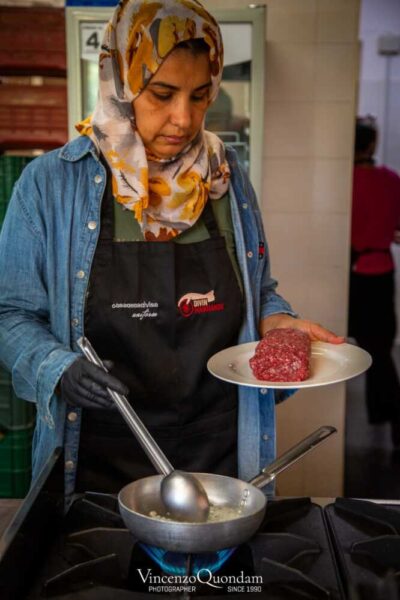 samia BAAZAOUI divin mangiando 23 tarquinia