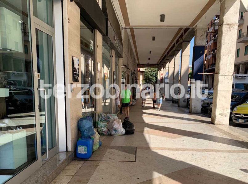 turisti croceristi corso marconi sacchi plastica (33)