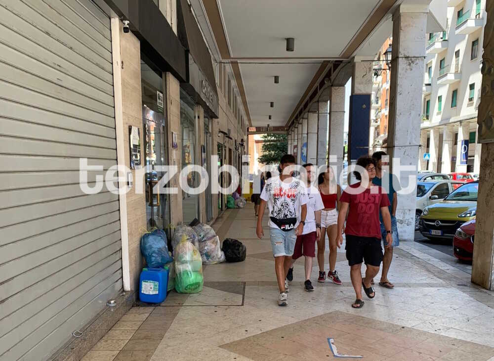 turisti croceristi corso marconi sacchi plastica (33)