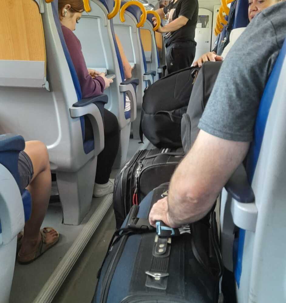 turisti croceristi valigie treno sovraffollamento (1) turisti croceristi valigie treno sovraffollamento (1)