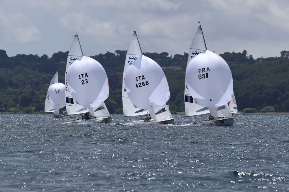 Vela, a Bracciano secondo round per il 470 EUROPEAN TROPHY & WORLD MASTER’S CUP 2023