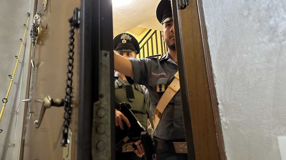 Carabinieri perquisizione ingresso abitazione Carabinieri perquisizione ingresso abitazione