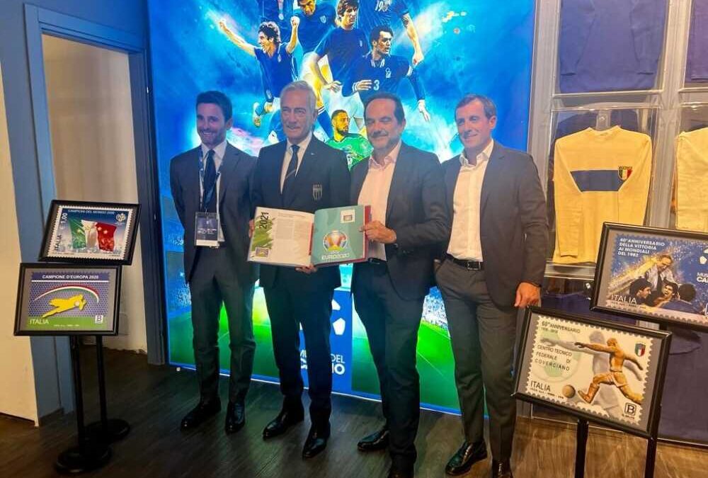 Azzurri e filatelia, una storia lunga quasi 90 anni: Poste consegna “Il libro dei francobolli” al museo del calcio di Coverciano