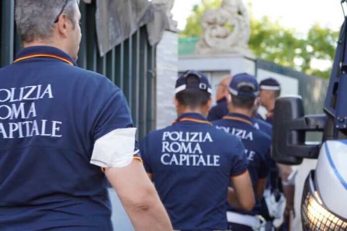 Polizia Roma Capitale blitz via dell'archeologia