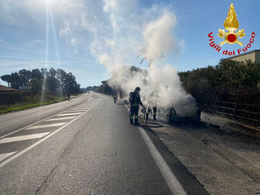 a fuoco una macchina di Santa Marinella a fuoco una macchina di Santa Marinella