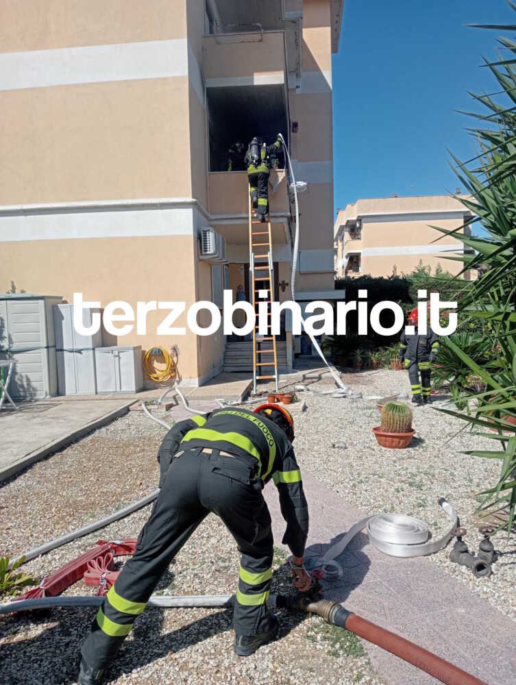 incendio balcone civitavecchia vvf vigili fuoco pompieri incendio balcone civitavecchia vvf vigili fuoco pompieri
