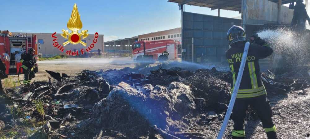 incendio zona industriale civitavecchia vvf vigili fuoco pompieri 2