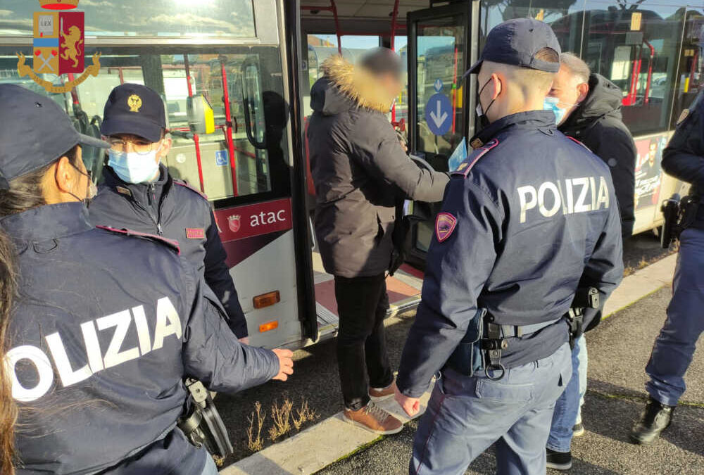 Borseggiatori sul bus: “beccati” da un poliziotto