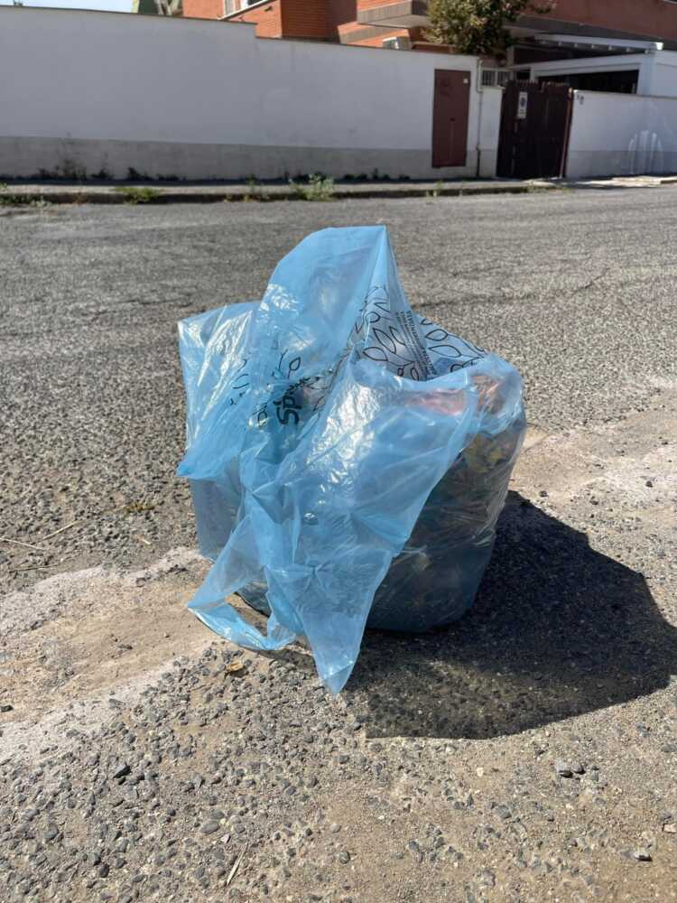 sacco rifiuti in strada a ladispoli
