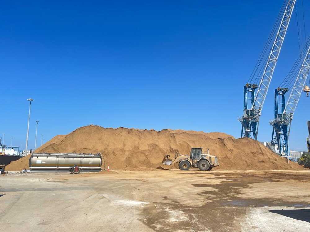 tufo alla banchina 24 stoccato nell'area ex Cementir porto civitavecchia