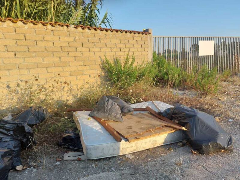 via dei Cacciatori Ladispoli rifiuti abbandonati (3)