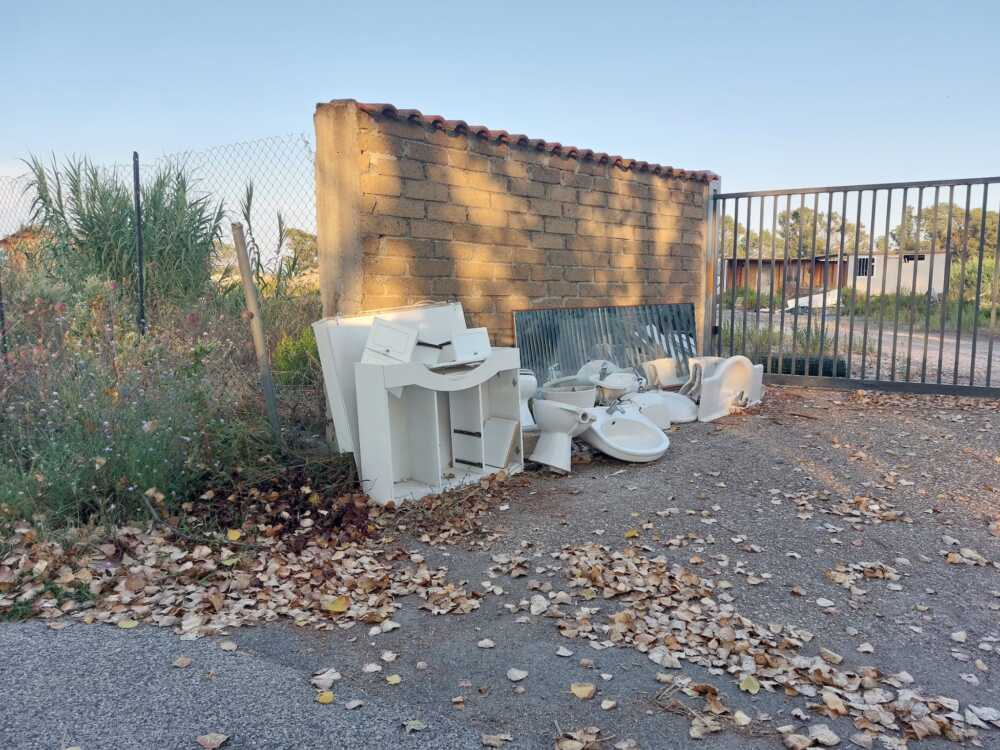 via dei Cacciatori Ladispoli rifiuti abbandonati tazze water sanitari cessi